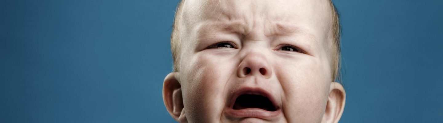 Sipon at pag-iyak ni baby: Anong dapat gawin?